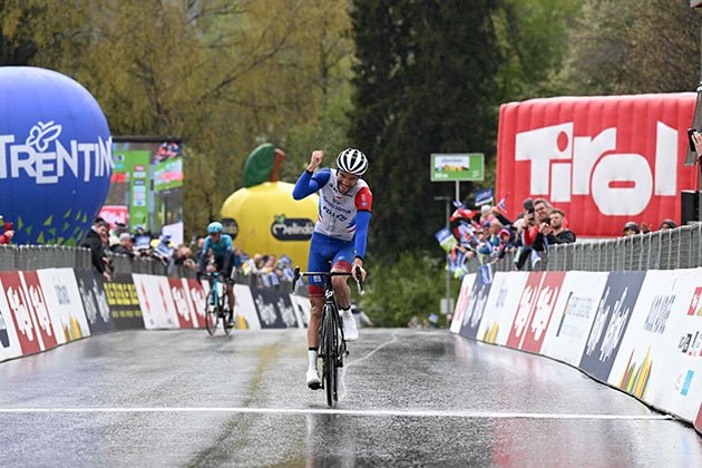 Thibaut Pinot wins the stage. Seven seconds behind him is second-place David De La Cruz